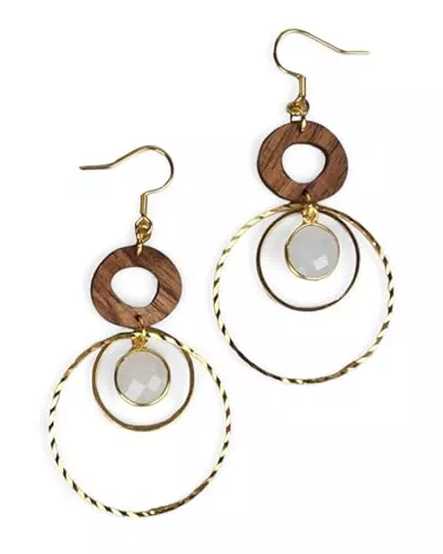 Astwerk Schmuck Astwerk - Harmonia Gold Damen Ohrringe aus Nussholz und Edelstahl, Handmade, mit Goldreifen & Weißem Naturstein, Boho-Chic, Hautfreundlich, wasserfester Schmuck, 70 mm Länge, Geschenk, Accessoires
